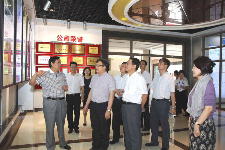 馮飛副部長聽取魏董事長關于企業發展情況的介紹 馮飛副部長聽取魏董事長關于企業發展情況的介紹