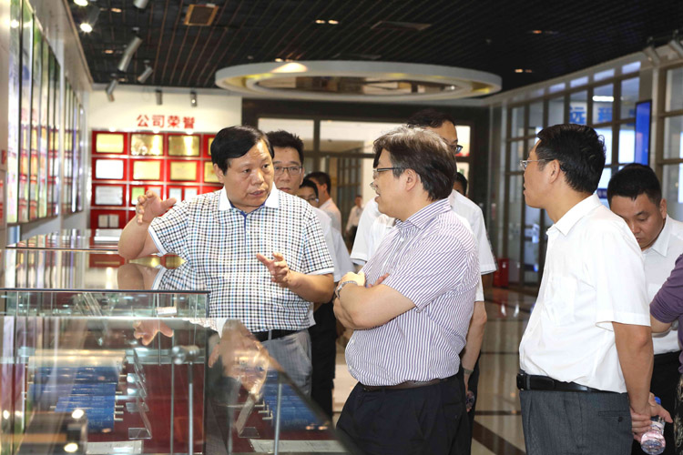 魏董事長向馮飛副部長介紹“銀隆鈦”電池的優異特性 魏董事長向馮飛副部長介紹“銀隆鈦”電池的優異特性