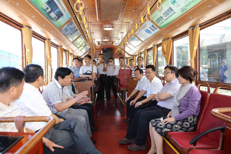 鐺鐺車上,魏董事長與馮飛副部長作親切交談 鐺鐺車上,魏董事長與馮飛副部長作親切交談