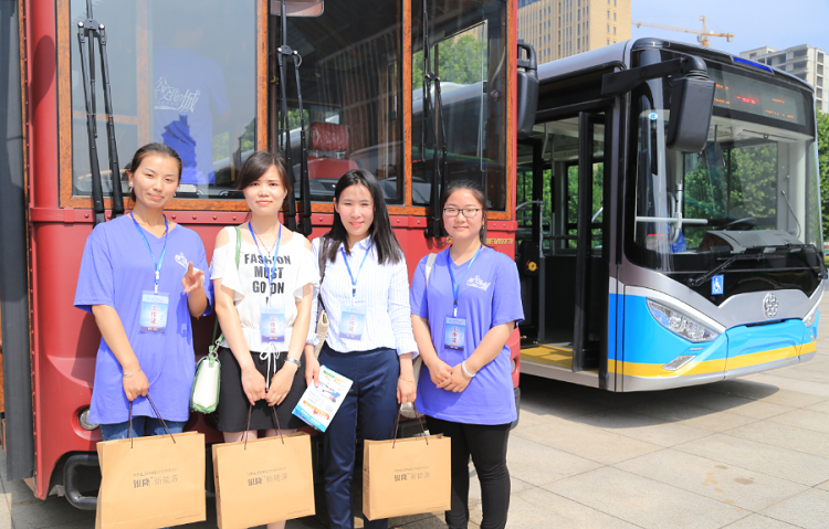 鐺鐺車展位前從不缺熱情粉絲 鐺鐺車展位前從不缺熱情粉絲