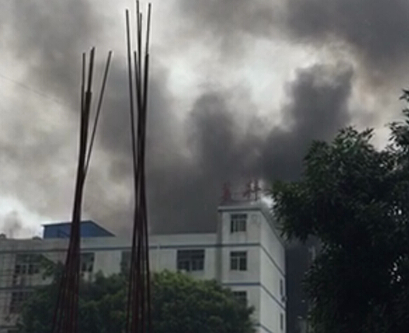 深圳龍華新區一電子廠突發火災 現場傳出爆炸聲