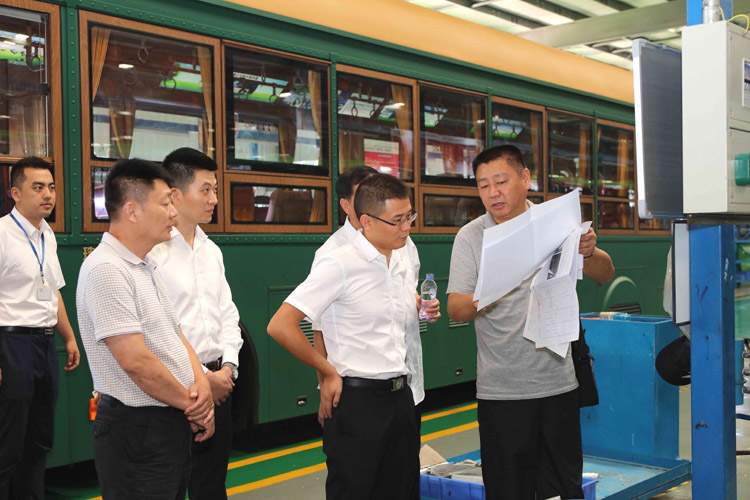 新能源汽車(chē)生產(chǎn)現(xiàn)場(chǎng)，領(lǐng)導(dǎo)們對(duì)汽車(chē)性能與參數(shù)作深入咨詢