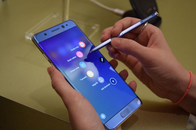 Galaxy Note 7手機(jī)電池發(fā)生爆炸 三星決定推遲發(fā)貨 Galaxy Note 7手機(jī)電池發(fā)生爆炸 三星決定推遲發(fā)貨