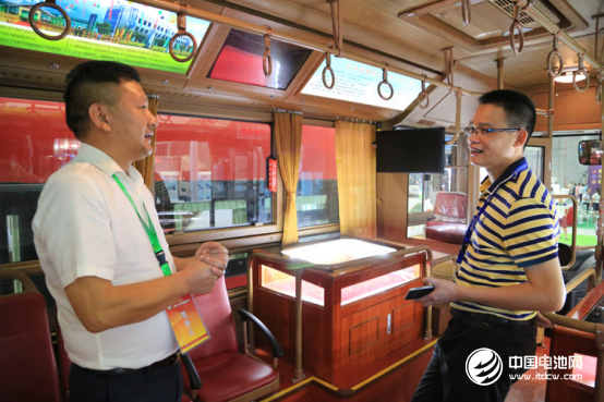 （營(yíng)銷(xiāo)一部副總經(jīng)理杜榮生邀請(qǐng)客戶登上仿古鐺鐺車(chē)上作全面了解）