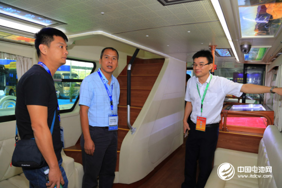 （客戶現(xiàn)場(chǎng)咨詢客車(chē)性能與技術(shù)優(yōu)勢(shì)）