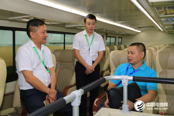 （營(yíng)銷(xiāo)一部副總經(jīng)理杜榮生為客戶現(xiàn)場(chǎng)講解客車(chē)性能品質(zhì)）