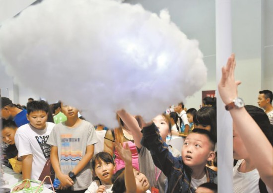 通過感應能發光的“云”。