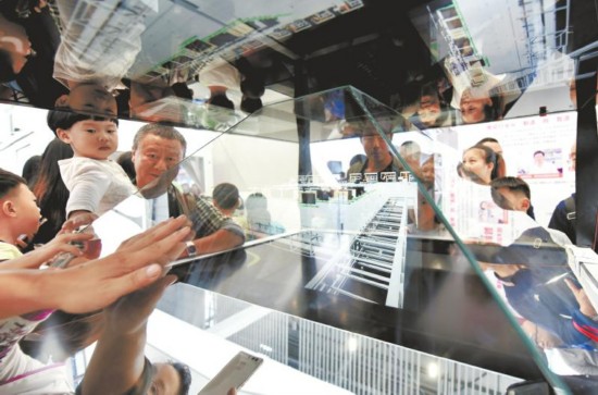 3D全息投射出立體的畫面。