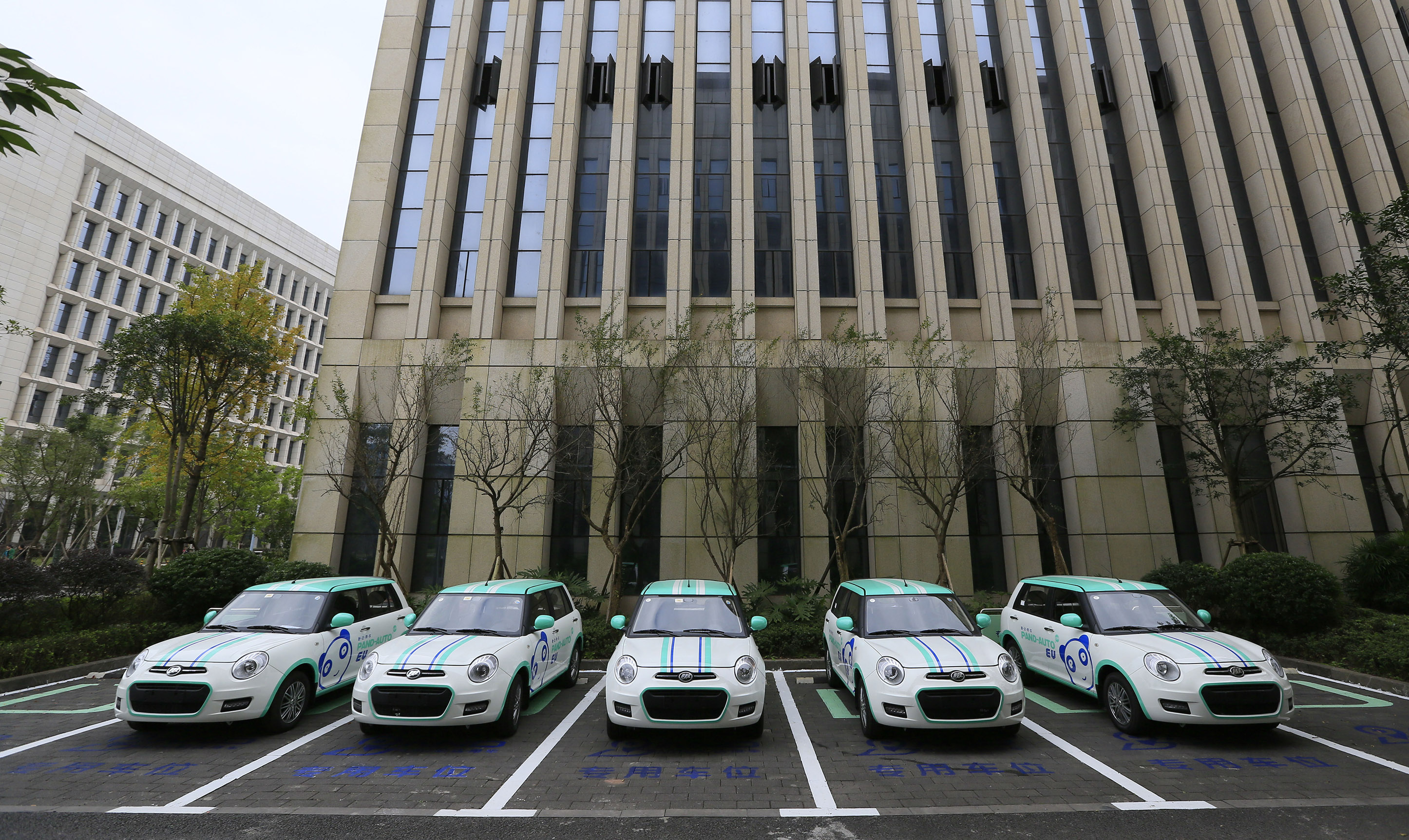 重慶首批分時租賃新能源汽車投入使用 秦廷富 攝 新華社發(fā) 重慶首批分時租賃新能源汽車投入使用 秦廷富 攝 新華社發(fā)