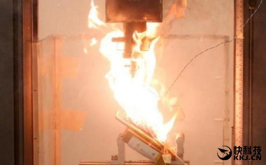 Note 7和iPhone 7電池被針扎加壓后會怎樣? Note 7和iPhone 7電池被針扎加壓后會怎樣?