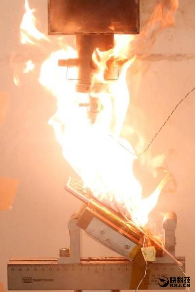 Note 7和iPhone 7電池被針扎加壓后會怎樣? Note 7和iPhone 7電池被針扎加壓后會怎樣?