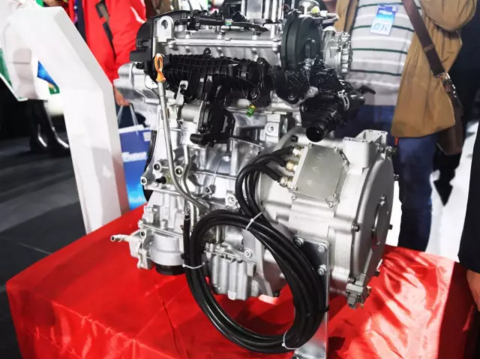 現(xiàn)場(chǎng)展出的増程器發(fā)動(dòng)機(jī)