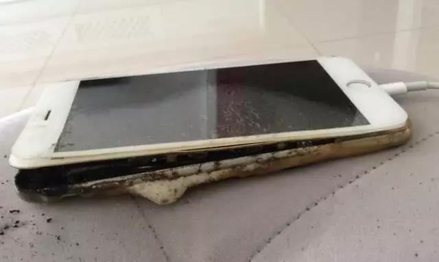iPhone在中國也炸了 充電時手機直接炸開差點著火 iPhone在中國也炸了 充電時手機直接炸開差點著火