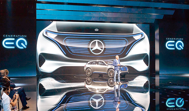 2016年10月舉行的巴黎車展上,奔馳發(fā)布了旗下全新純電動(dòng)SUV概念車,而該車被正式命名為“Generation EQ”。 2016年10月舉行的巴黎車展上,奔馳發(fā)布了旗下全新純電動(dòng)SUV概念車,而該車被正式命名為“Generation EQ”。