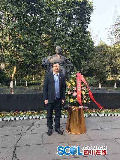 別上小平徽章，王傳福和小平銅像合個影。