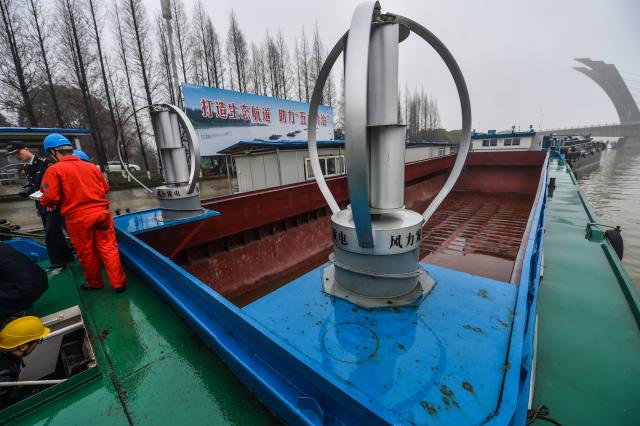 純電動貨運船上裝有風力發電設備和太陽能發電設備,輔助提供船上生活用電(1月18日攝)。 純電動貨運船上裝有風力發電設備和太陽能發電設備,輔助提供船上生活用電(1月18日攝)。