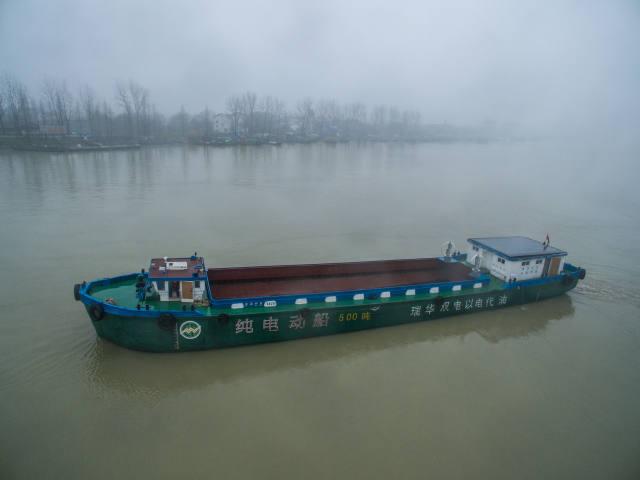 1月18日,工作人員在為純電動貨運船插上充電線。該電動貨運船一次充電可以行駛200至300公里,充電時間大約6至8小時。 1月18日,工作人員在為純電動貨運船插上充電線。該電動貨運船一次充電可以行駛200至300公里,充電時間大約6至8小時。