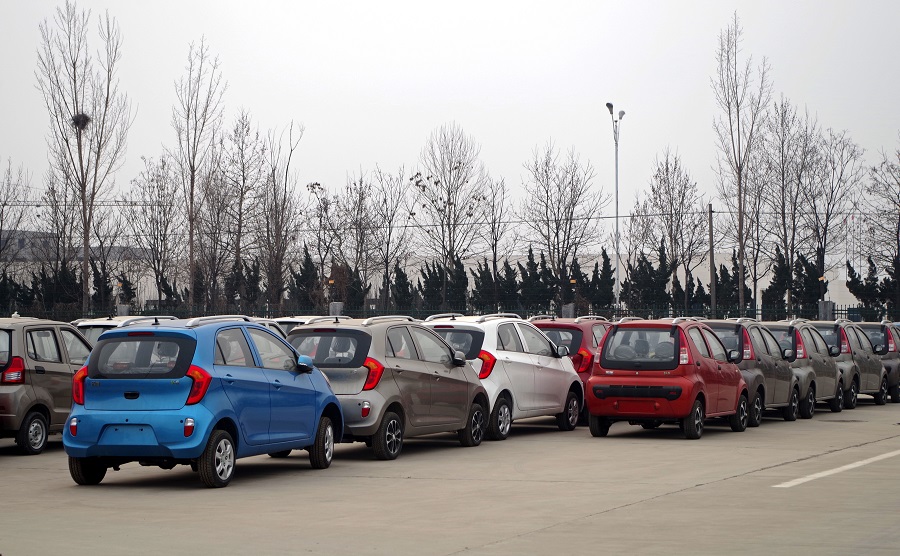 ▲位于山東省德州市齊河縣的御捷工廠，廠區(qū)內(nèi)擺放著大片身型小巧的低速電動車。