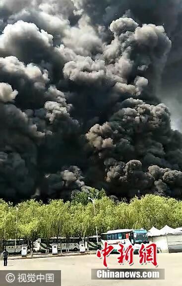 北京蟹島度假村停車場(chǎng)突發(fā)大火 北京蟹島度假村停車場(chǎng)突發(fā)大火