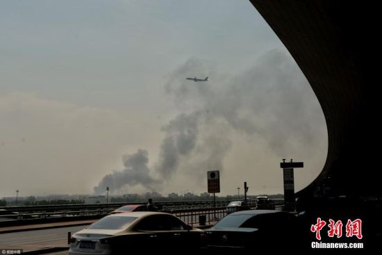 北京蟹島度假村停車場(chǎng)突發(fā)大火 北京蟹島度假村停車場(chǎng)突發(fā)大火