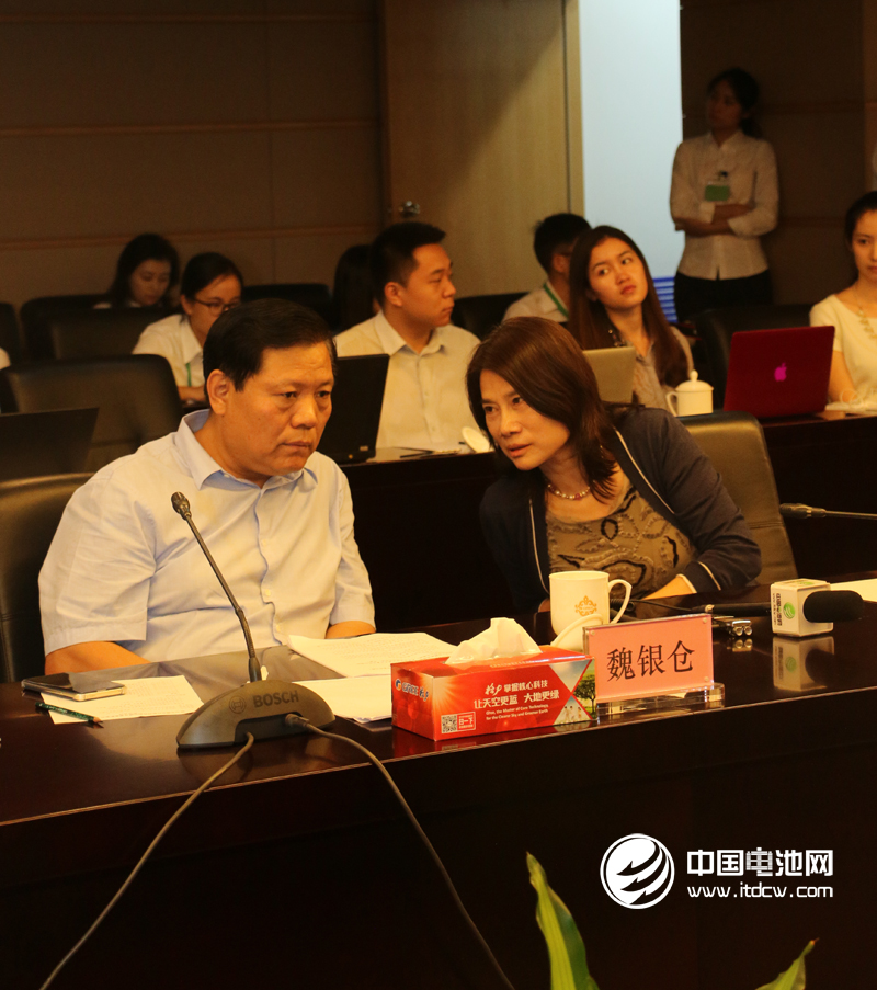 董明珠與魏銀倉(cāng) 董明珠與魏銀倉(cāng)