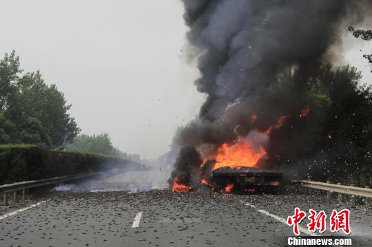 10余米長的車斗正猛烈燃燒,火焰夾雜著濃煙將整個車廂團團圍住 10余米長的車斗正猛烈燃燒,火焰夾雜著濃煙將整個車廂團團圍住