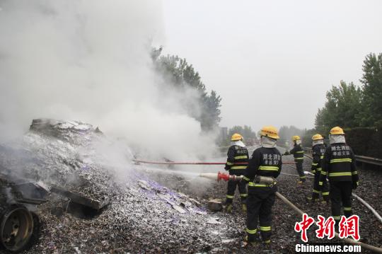 經過兩個多小時努力,大火被成功撲滅。 王基達 攝 經過兩個多小時努力,大火被成功撲滅。 王基達 攝