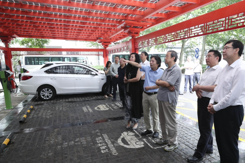 馬凱在北京深入新能源汽車充換電設施、充電服務平臺、分時租賃等單位調研