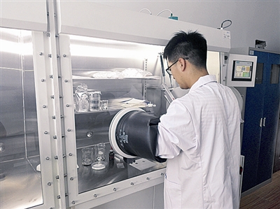 在品質(zhì)檢測(cè)實(shí)驗(yàn)室內(nèi)，檢測(cè)員張斌正在進(jìn)行石墨烯電池性能檢測(cè)