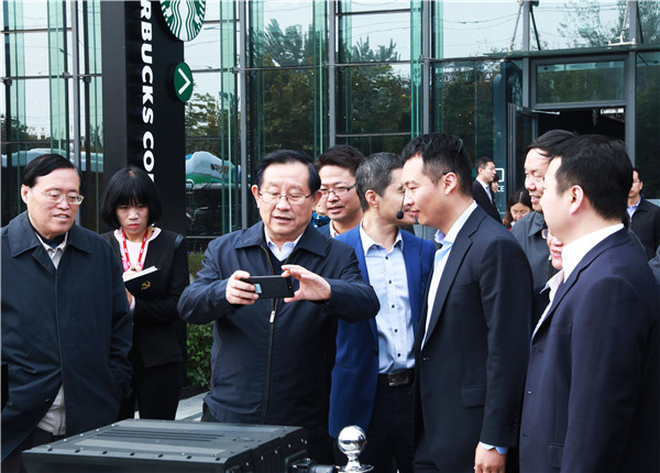 萬鋼視察北京億華通 指出氫燃料電池客車發展方向 萬鋼視察北京億華通 指出氫燃料電池客車發展方向