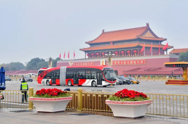 10月22日，18米純電動(dòng)公交車(chē)在北京1路運(yùn)營(yíng)