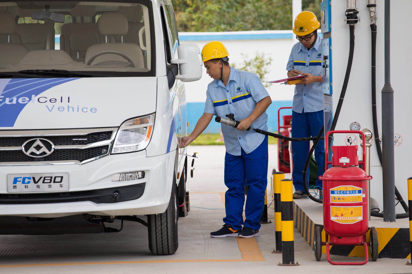 加氫中的大通燃料電池車 加氫中的大通燃料電池車