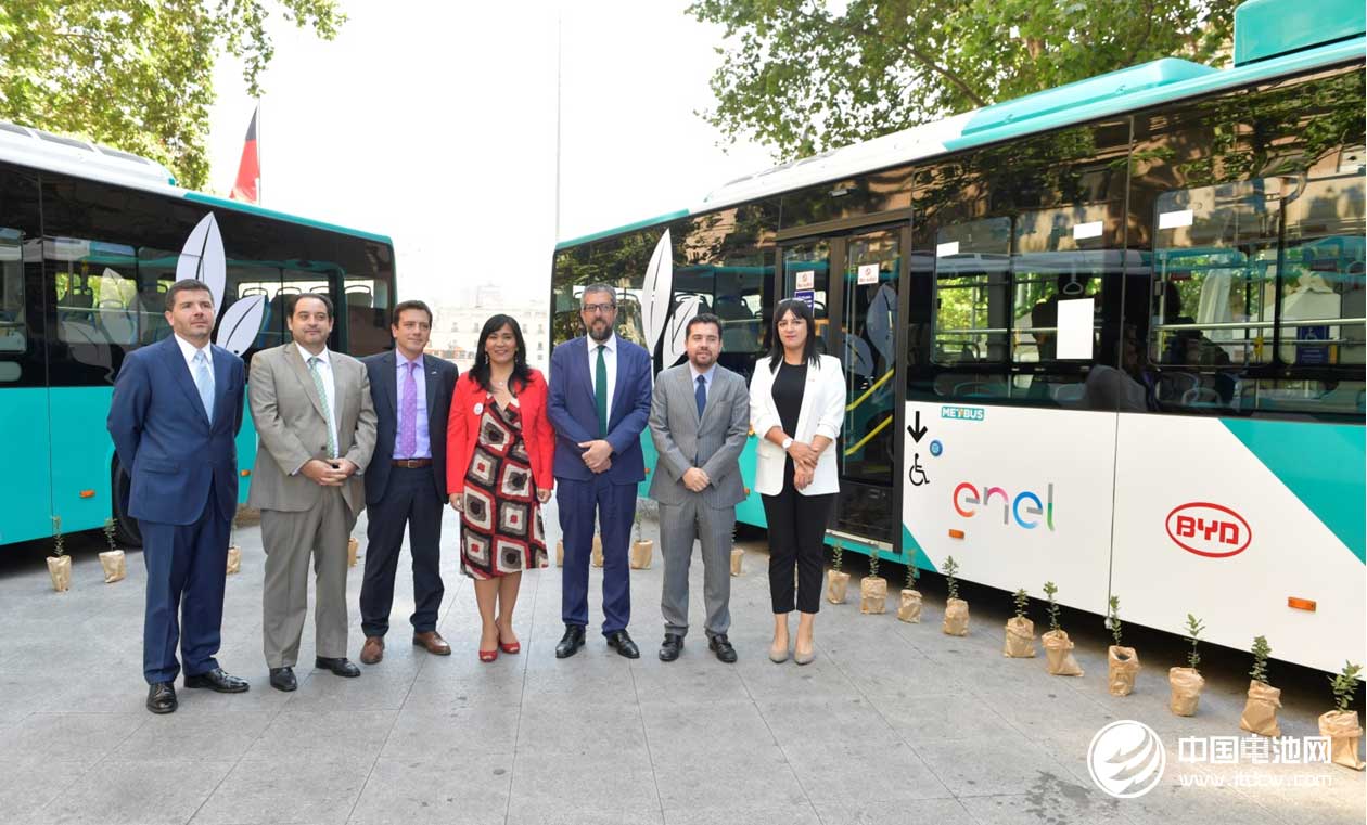 出席儀式的嘉賓在比亞迪純電動(dòng)巴士前合影