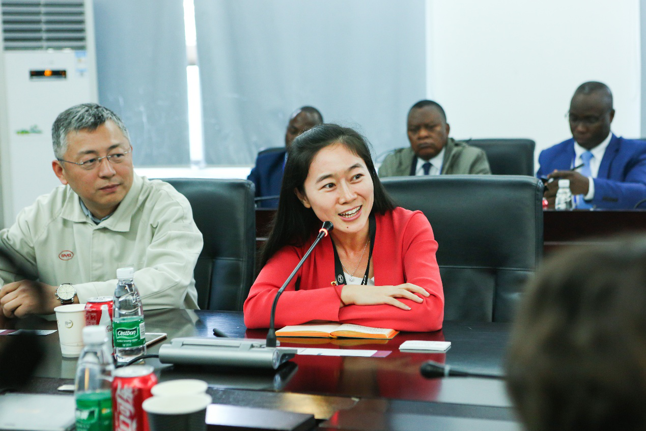 比亞迪品牌及公關(guān)處總經(jīng)理李巍女士向各國(guó)來賓致歡迎辭 比亞迪品牌及公關(guān)處總經(jīng)理李巍女士向各國(guó)來賓致歡迎辭