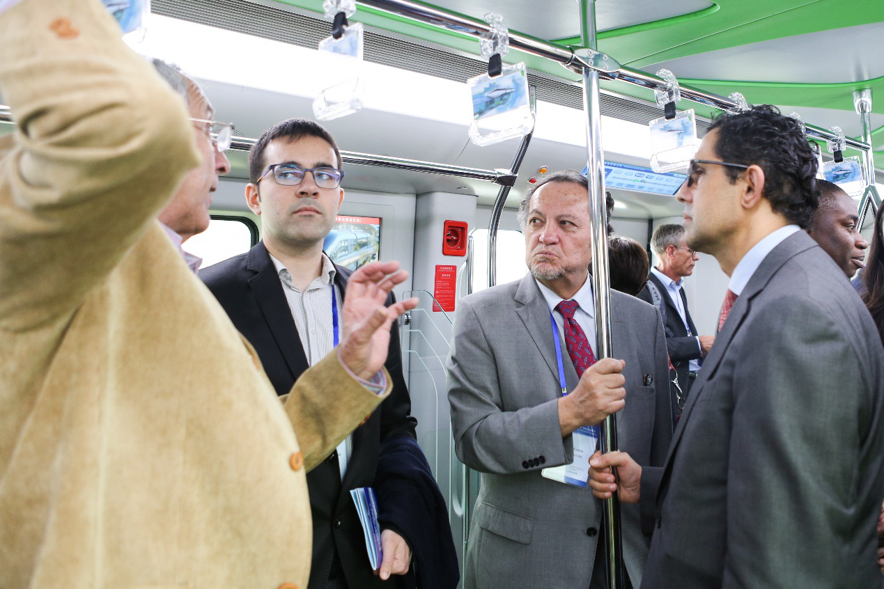 各國(guó)駐穗總領(lǐng)事館官員60多人乘坐體驗(yàn)治堵神器——比亞迪云軌 各國(guó)駐穗總領(lǐng)事館官員60多人乘坐體驗(yàn)治堵神器——比亞迪云軌