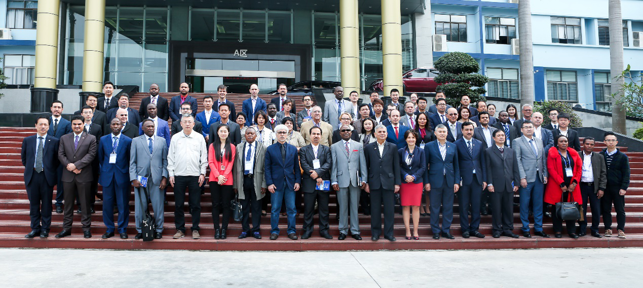 各國(guó)來賓和比亞迪公司工作人員合影留念 各國(guó)來賓和比亞迪公司工作人員合影留念