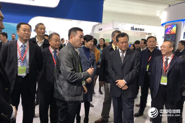 領導們聽取銀隆新能源儲能部總經理孫放的介紹 領導們聽取銀隆新能源儲能部總經理孫放的介紹