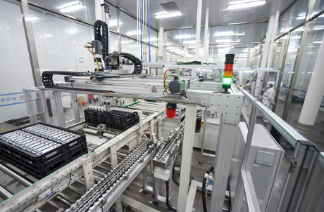 江西贛鋒鋰業股份有限公司工人正在生產線上加緊生產鋰電池