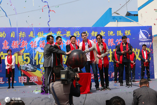 惠強(qiáng)新材二期年產(chǎn)1.5億平動(dòng)力隔膜投產(chǎn)儀式現(xiàn)場(chǎng) 惠強(qiáng)新材二期年產(chǎn)1.5億平動(dòng)力隔膜投產(chǎn)儀式現(xiàn)場(chǎng)