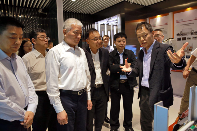 科技部部長王志剛到大族激光調研  高云峰董事長陪同