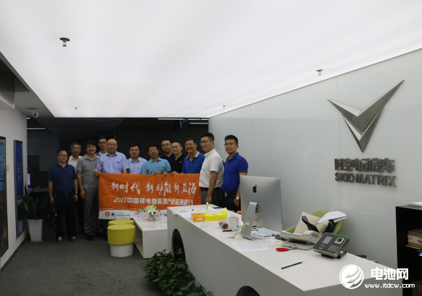 中國鋰電新能源產(chǎn)業(yè)鏈調(diào)研團一行參觀杭州新時空電動汽車有限公司