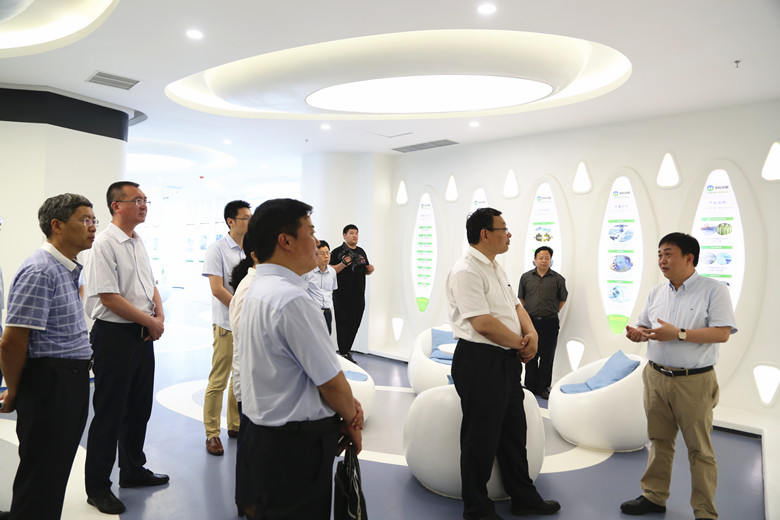 青島西海岸新區管委主任李奉利現場調研藍科途和中科華聯