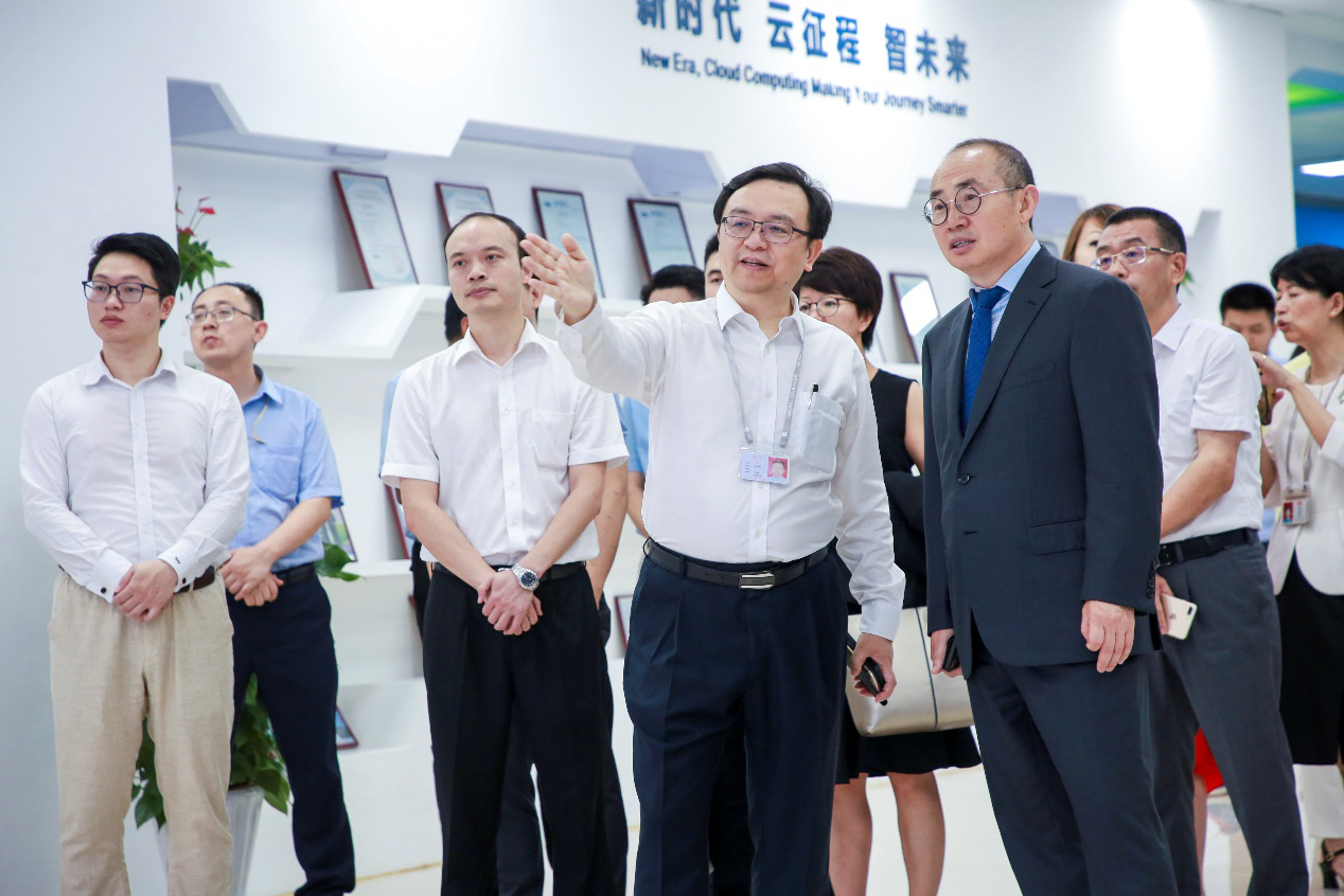 王傳福要造的房“長啥樣 潘石屹要造的車又長啥樣？