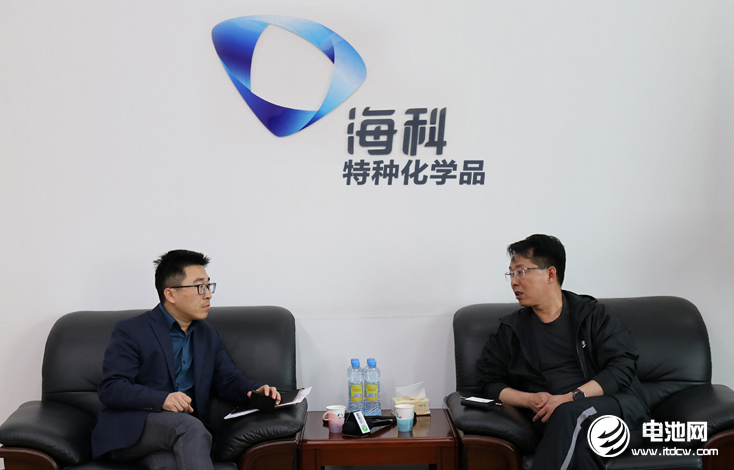 中關村新型電池技術創新聯盟秘書長于清教與海科新源總經理吳雷雷（左）交流、座談