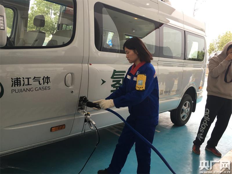 工作人員為氫燃料車加氫