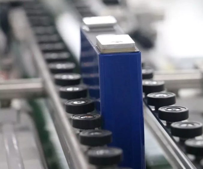 蜂巢能源首批疊片電池成功向客戶交付 穩步向量產邁進 蜂巢能源首批疊片電池成功向客戶交付 穩步向量產邁進