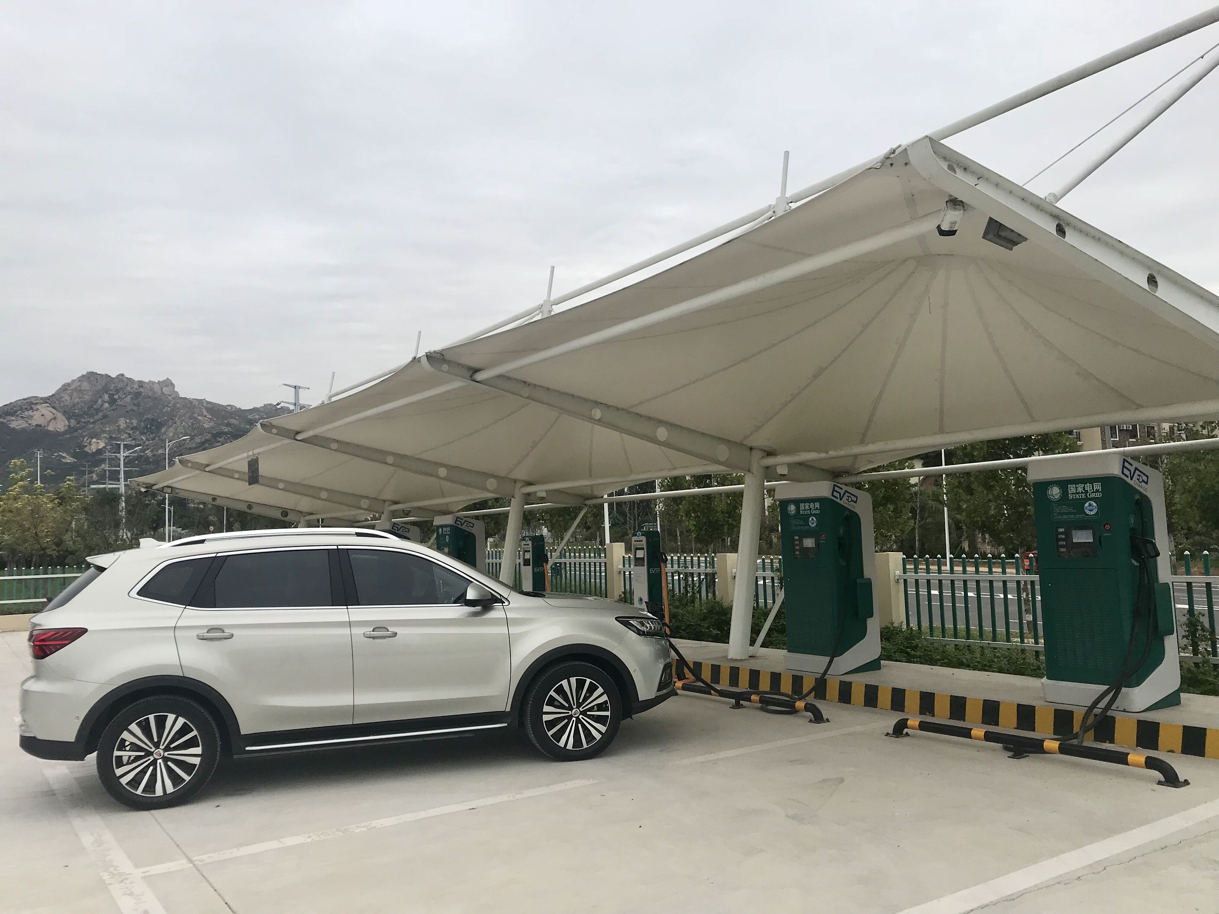 上汽榮威ERV5純電動(dòng)SUV在國(guó)網(wǎng)充電樁充電中