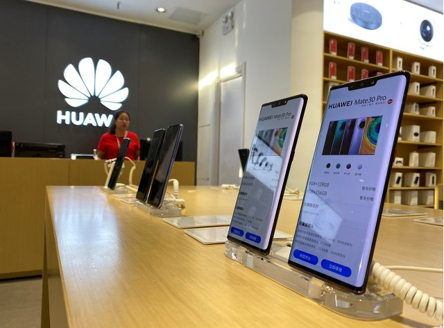 華為手機出貨量首超三星  靠什么登頂全球第一？