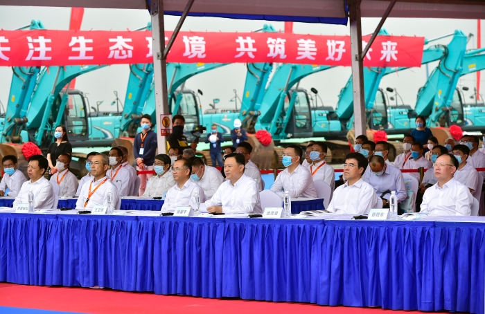 該項目的啟動，標志著中國一汽與豐田汽車新能源戰(zhàn)略全面落地，是一汽豐田堅持科技創(chuàng)新、實現(xiàn)轉型跨越式發(fā)展的實踐與努力成果。天津市委常委、濱海新區(qū)區(qū)委書記連茂君，天津市副市長王衛(wèi)東，中國一汽董事長、黨委書記徐留平，中國一汽黨委常委、副總經理邱現(xiàn)東，豐田汽車公司執(zhí)行董事、中國本部長上田達郎，以及一汽豐田總經理柴川早人，一汽豐田黨委書記、常務副總經理黃勇，新聞媒體及經銷商、建設者、一汽豐田員工代表等嘉賓分別通過現(xiàn)場出席和視頻出席的方式，共同見證了一汽豐田新能源分公司項目的正式啟動。    現(xiàn)場出席啟動儀式的領導和嘉賓