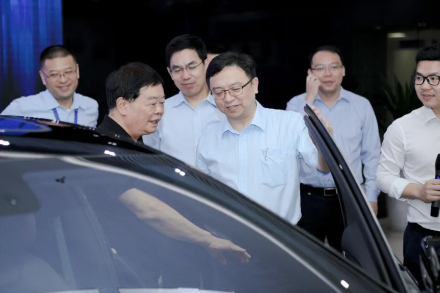 福耀集團董事長曹德旺先生體驗漢EV 福耀集團董事長曹德旺先生體驗漢EV